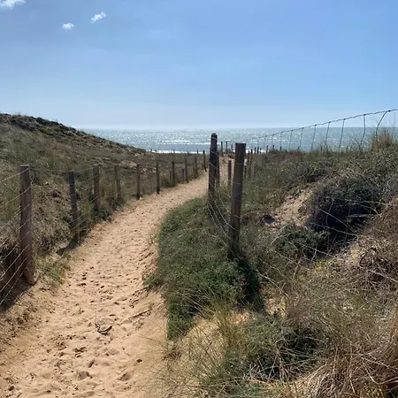 Maisonnette Avec Piscine: Cozy Beachside Retreat