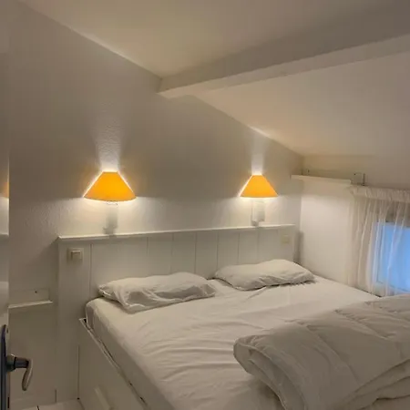 Maisonnette Avec Piscine: Cozy Beachside Retreat Saint-Georges-d'Oleron