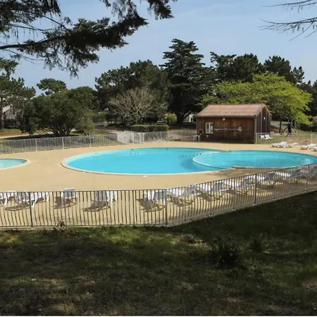 Maisonnette Avec Piscine: Cozy Beachside Retreat * Saint-Georges-d'Oleron