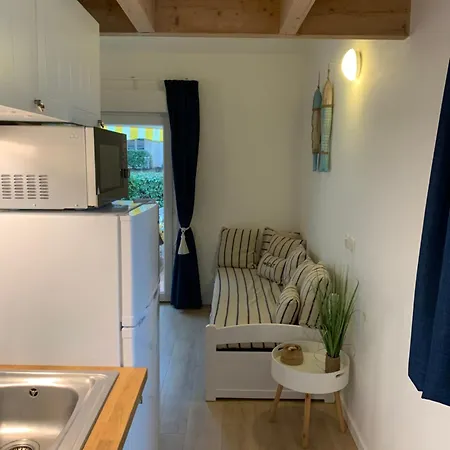 Maisonnette Avec Piscine: Cozy Beachside Retreat * Saint-Georges-d'Oleron