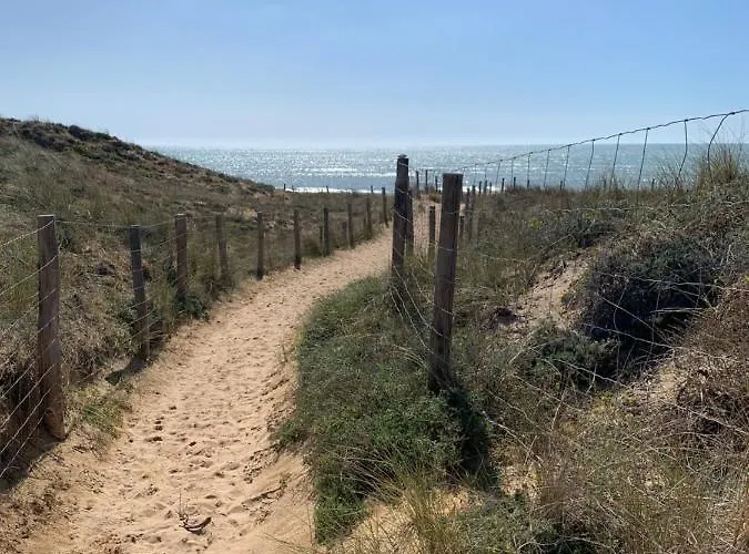 Maisonnette Avec Piscine: Cozy Beachside Retreat