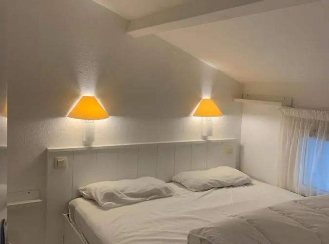 Maisonnette Avec Piscine: Cozy Beachside Retreat Saint-Georges-d'Oleron