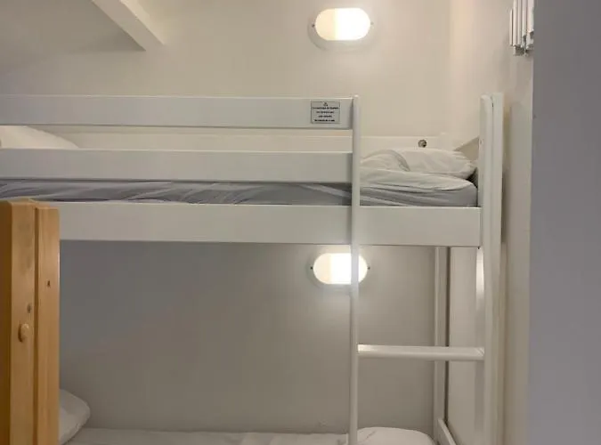 Maisonnette Avec Piscine: Cozy Beachside Retreat * Saint-Georges-d'Oleron